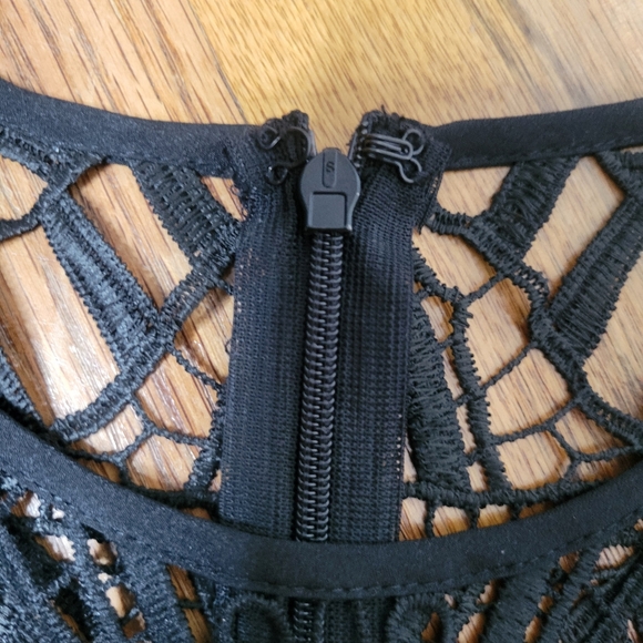 VENUS Black Crochet Sleeveless Top Size 8. Back Zip and Eye Clouser - Picture 11 of 12